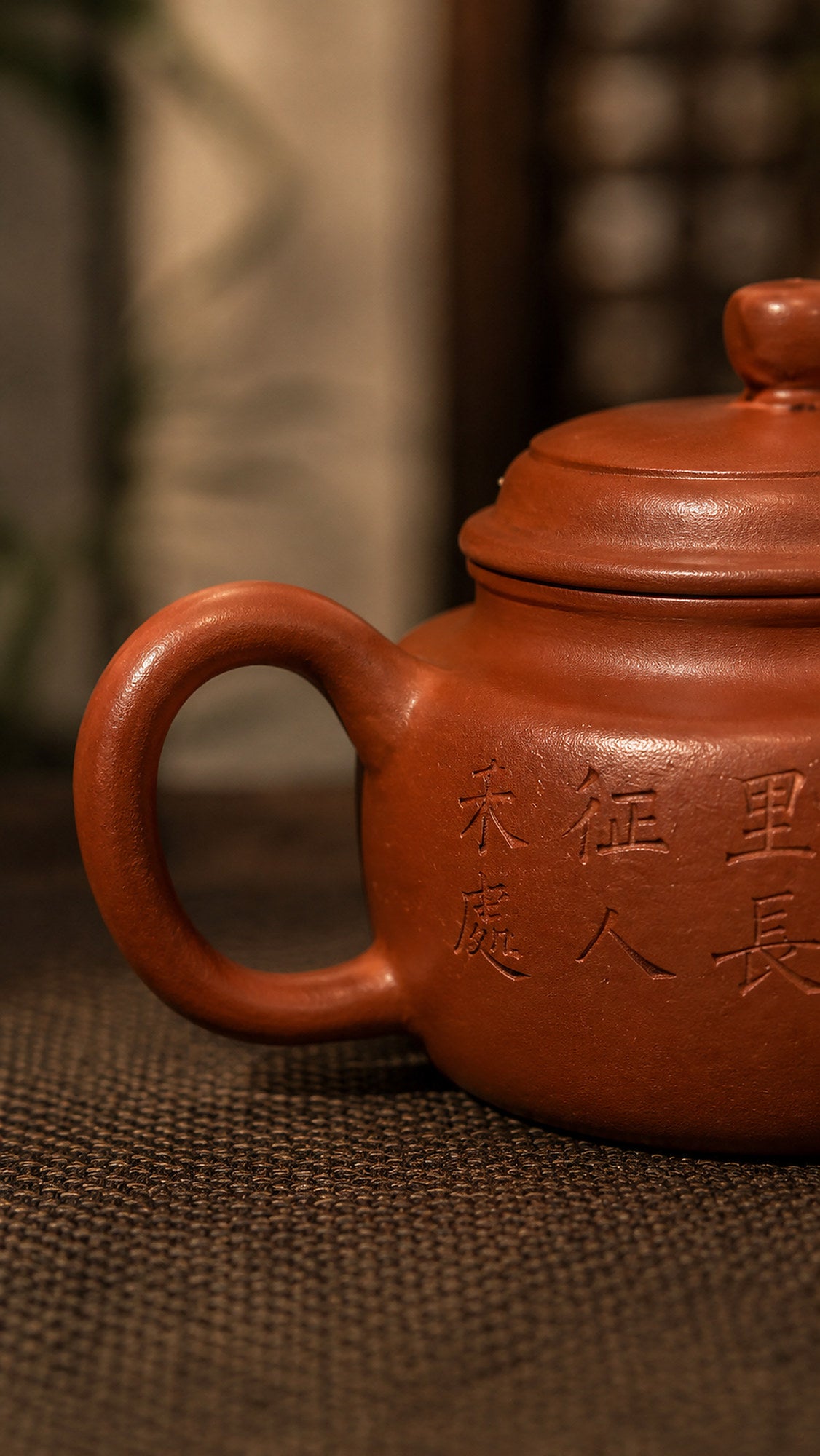 Dezhong Yixing teapot in Zhuni, close-up of loop handle and calligraphy