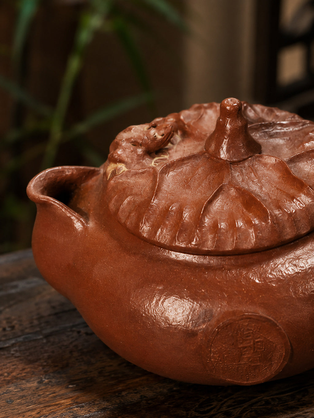 Hand-grip Yixing teapot in Jiangponi, close-up of sculpted lid and round body