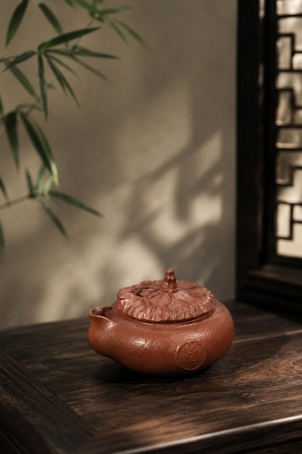 Hand-grip Yixing teapot in Jiangponi, wide view on a dark wood table