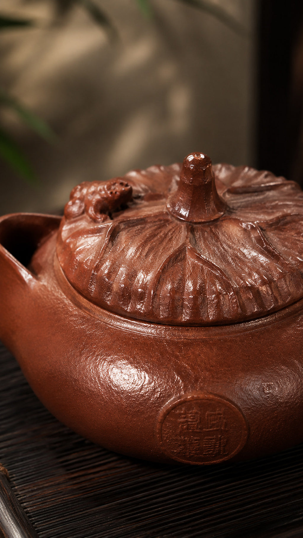Hand-grip Yixing teapot in Jiangponi, close-up of lid sculpture and round medallion