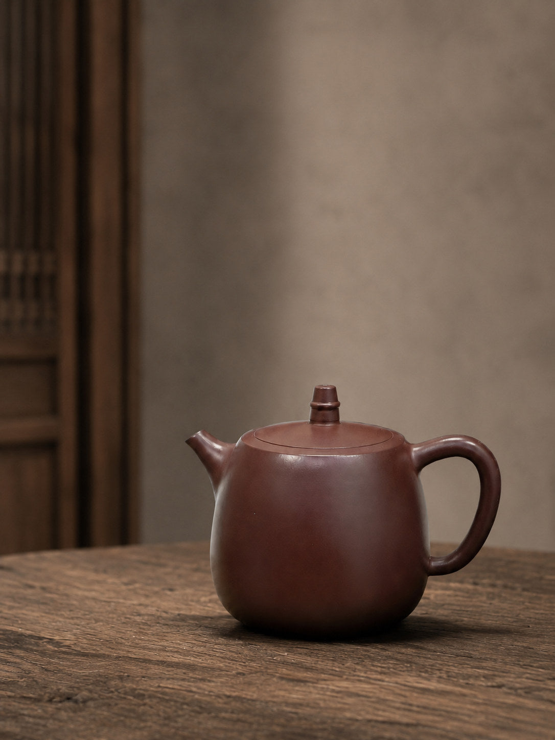 Handuo teapot, full alternate side view in warm window light