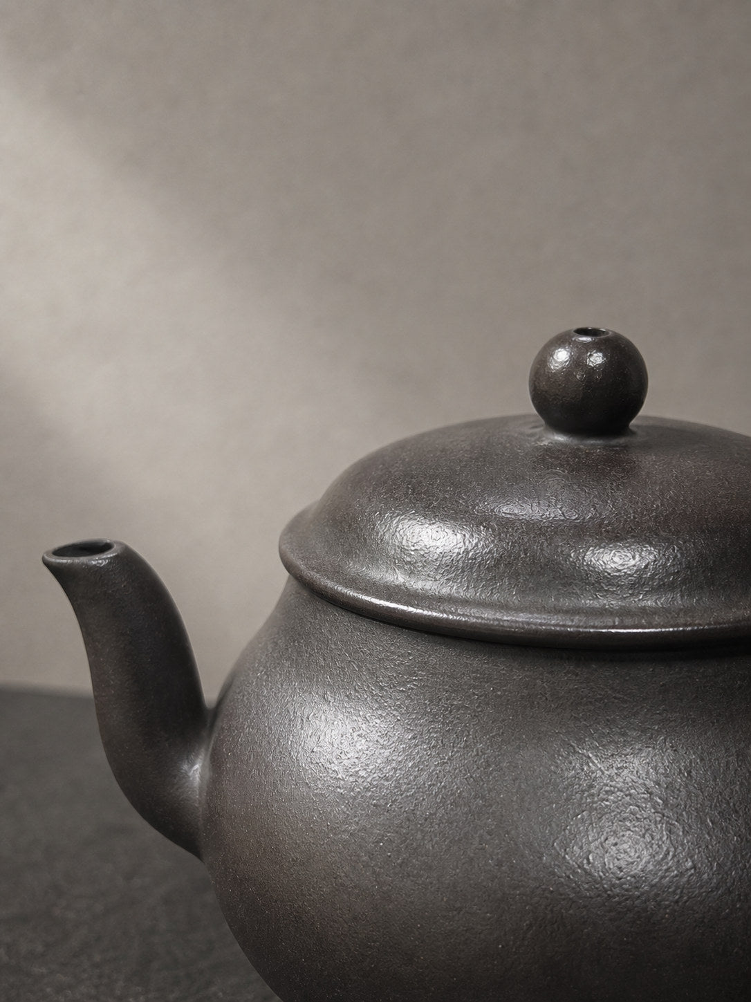 Hei Duntou Pan Hu teapot spout and domed lid close-up