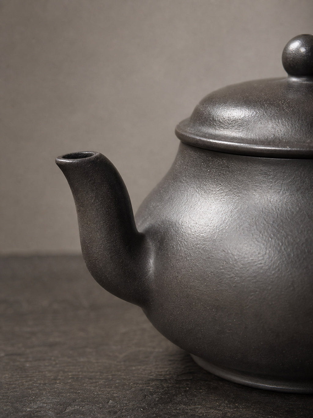 Hei Duntou Pan Hu teapot close-up of curved spout