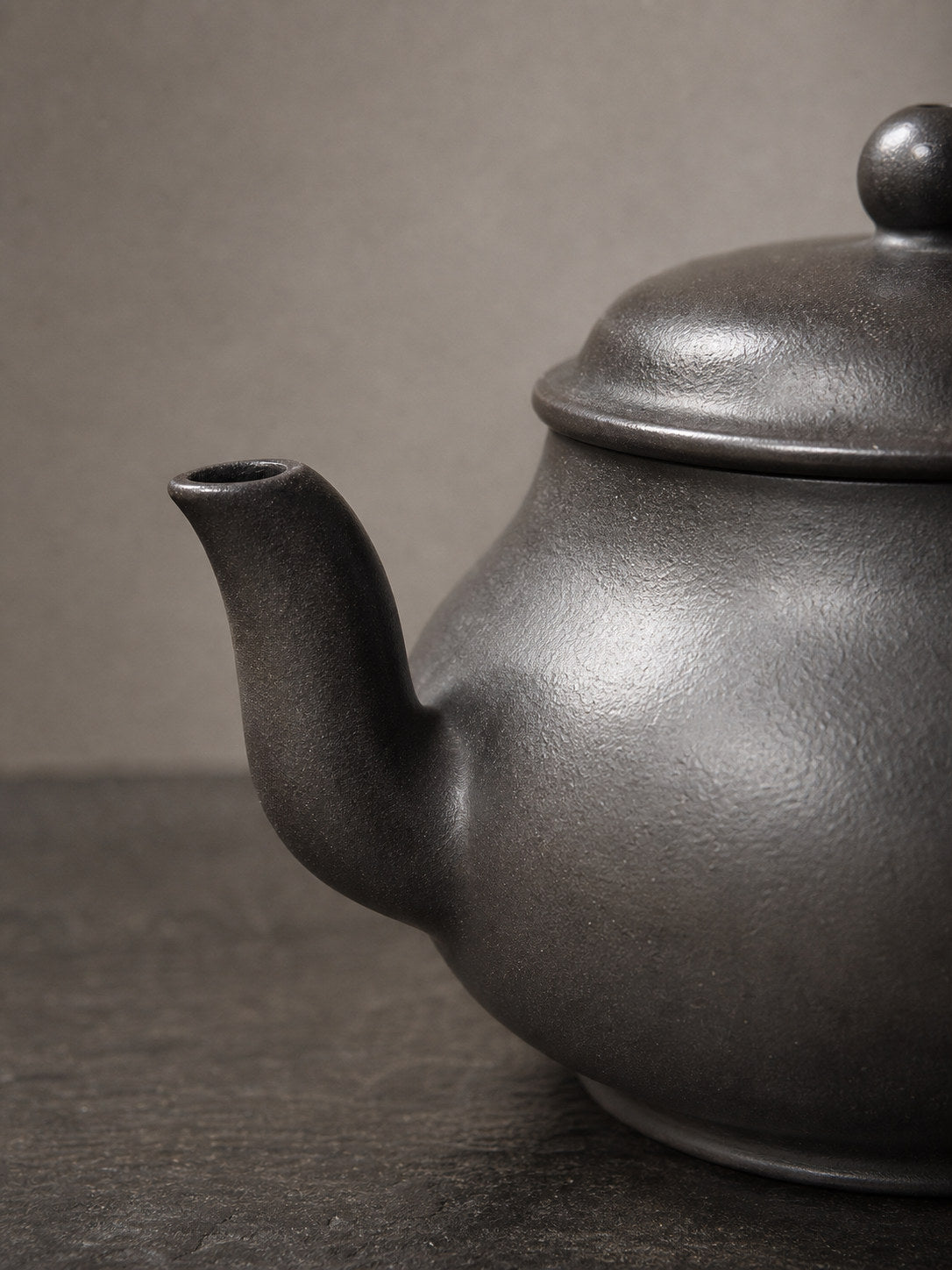 Hei Duntou Pan Hu teapot close-up of curved spout