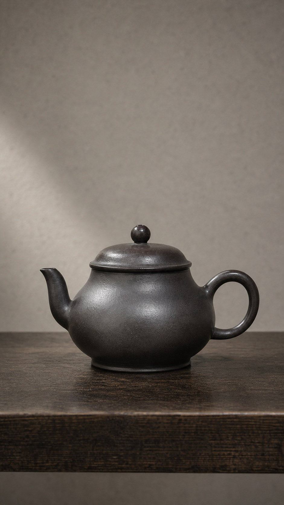 Black Hei Duntou Pan Hu Yixing teapot, side profile