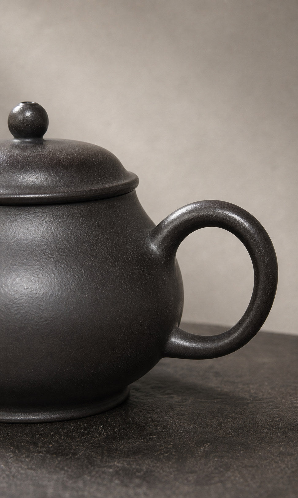 Hei Duntou Pan Hu teapot loop handle and lid close-up