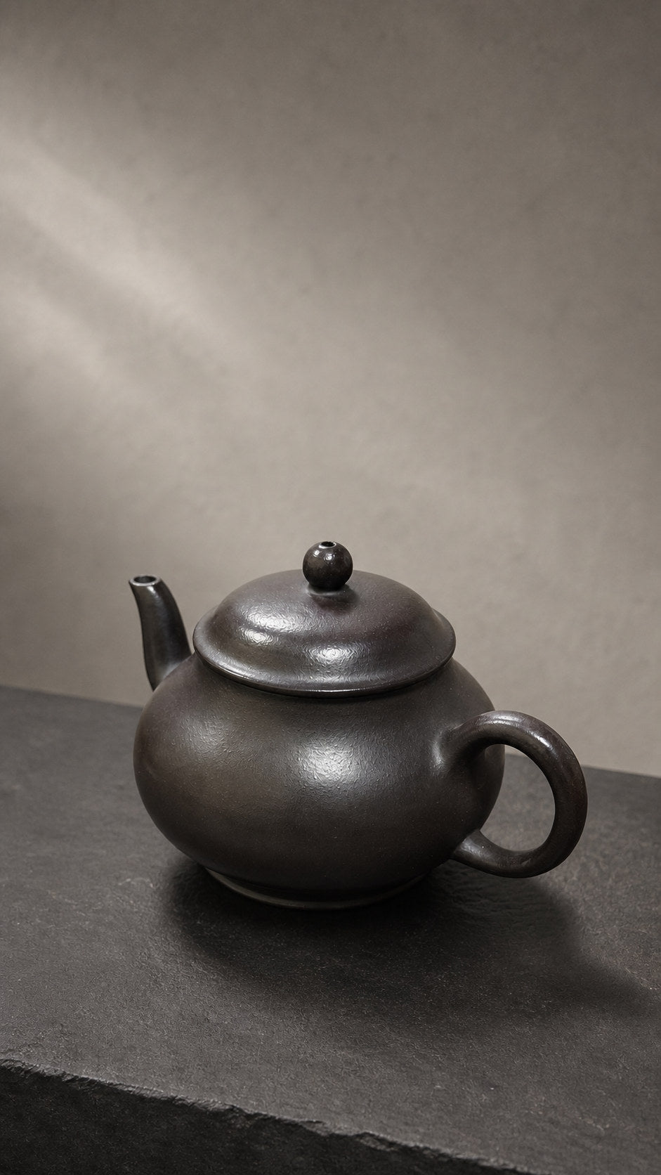 Hei Duntou Pan Hu teapot, high three-quarter view