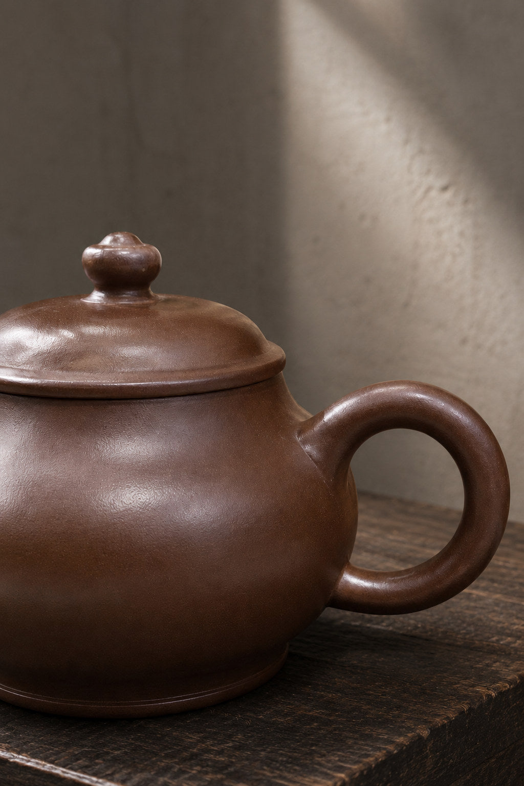 Pan Hu teapot, close-up of the rounded body, fitted lid, and loop handle