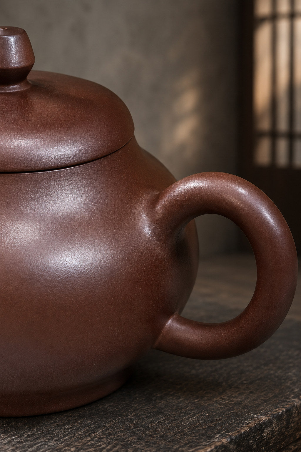 Pan Hu teapot, close-up of the circular handle and rounded clay body