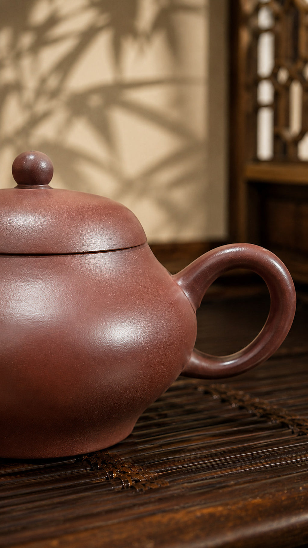 Longxuesha pear-shaped teapot handle and lid detail