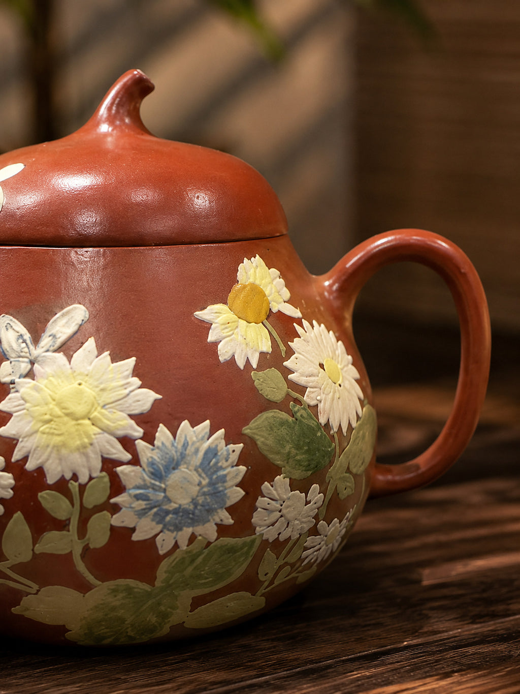 Zhuni Qie Gua teapot close-up of flowers and loop handle