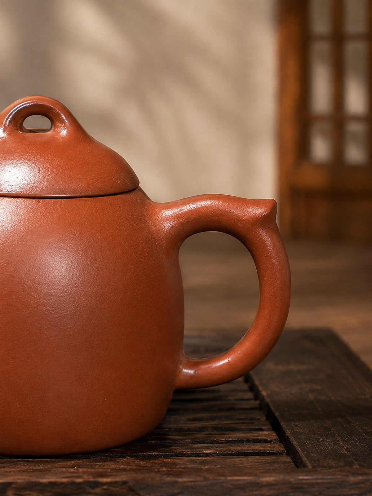 Red Jiangponi Qinquan teapot close-up of loop handle