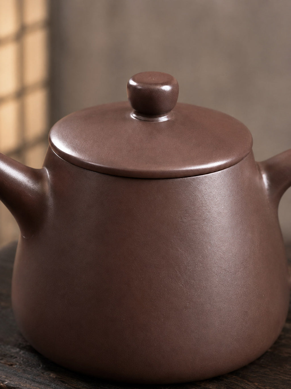 Tall Shipiao teapot, close-up of the lid knob, flat lid, and upper body