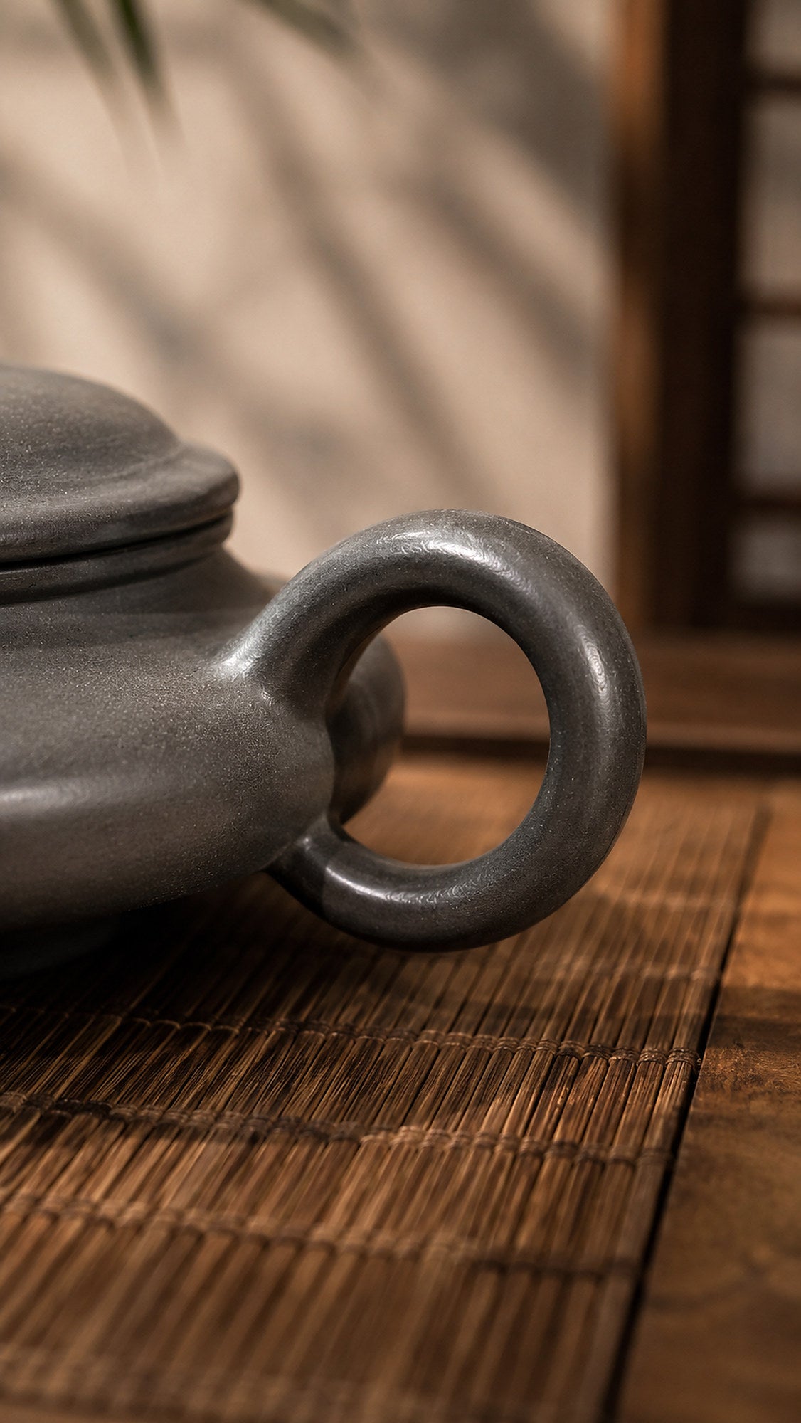Tianqingni Chao Xu Bian teapot handle and clay detail