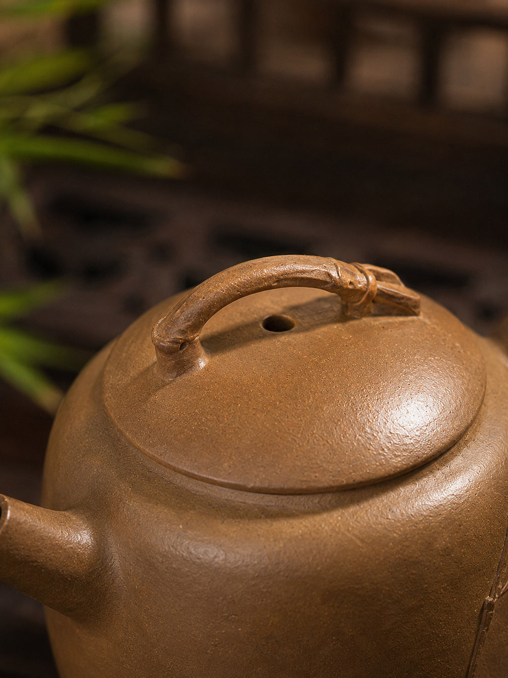 Yuan Zhu Yixing teapot in golden Duanni, close-up of arched lid handle