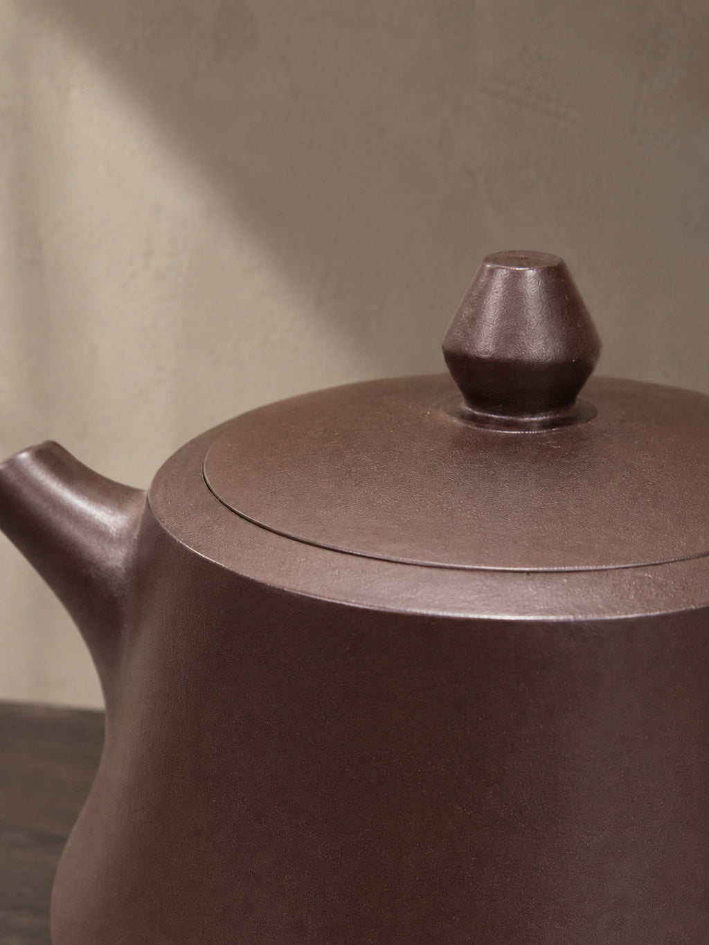 Zhu Chu teapot, close-up of the flat lid, faceted knob, and tapered wall